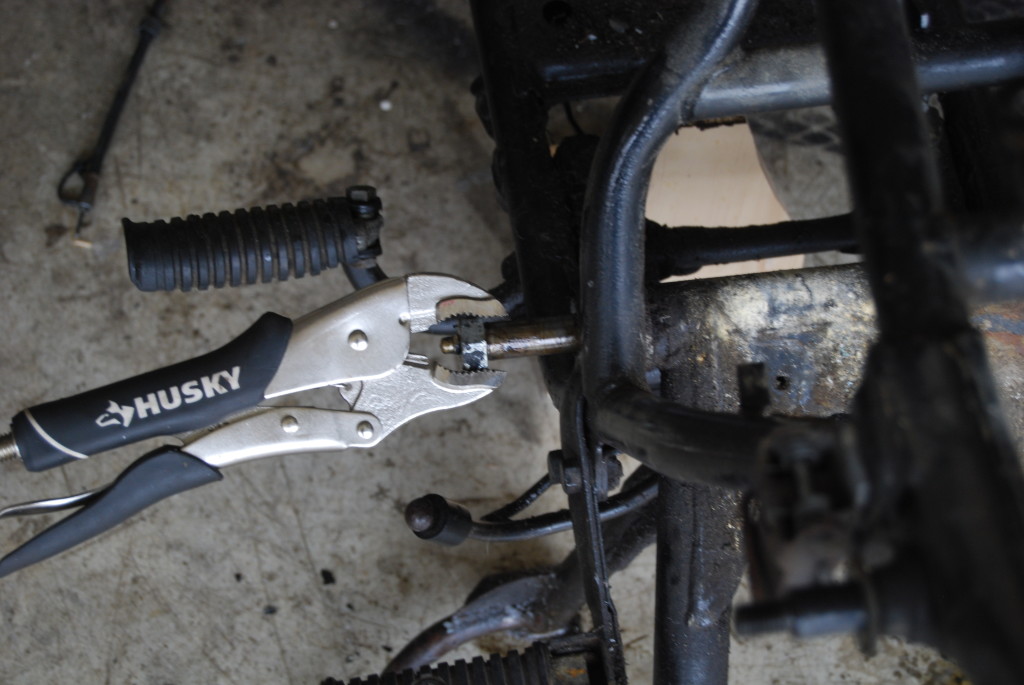 [rd250] Swingarm axle manual removal